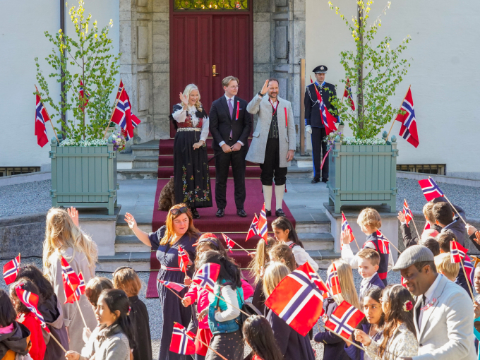 Kronprinsfamilien hilser barnetoget i Asker utenfor Skaugum.  Foto: Lise Åserud / NTB